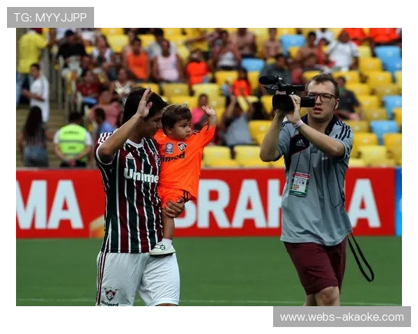 弗鲁米嫩塞老将阿曼达救球撞至脑震荡，全场掌声致敬职业精神